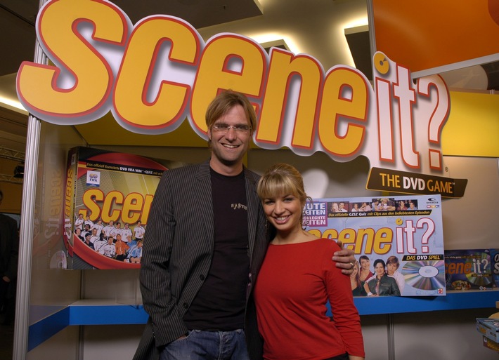 Fußballtrainer Jürgen Klopp und GZSZ-Star Susan Sideropoulos stellen brandneue DVD-Brettspiele auf der Messe vor: Scene it? FIFA WM & Scene it? GZSZ von Mattel Spiele