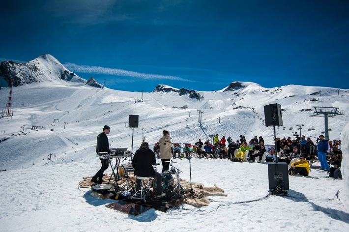 Lea Santee und Philipp Kohlweg live auf 2.600 Meter Höhe auf dem Kitzsteinhorn in Zell am See-Kaprun - BILD