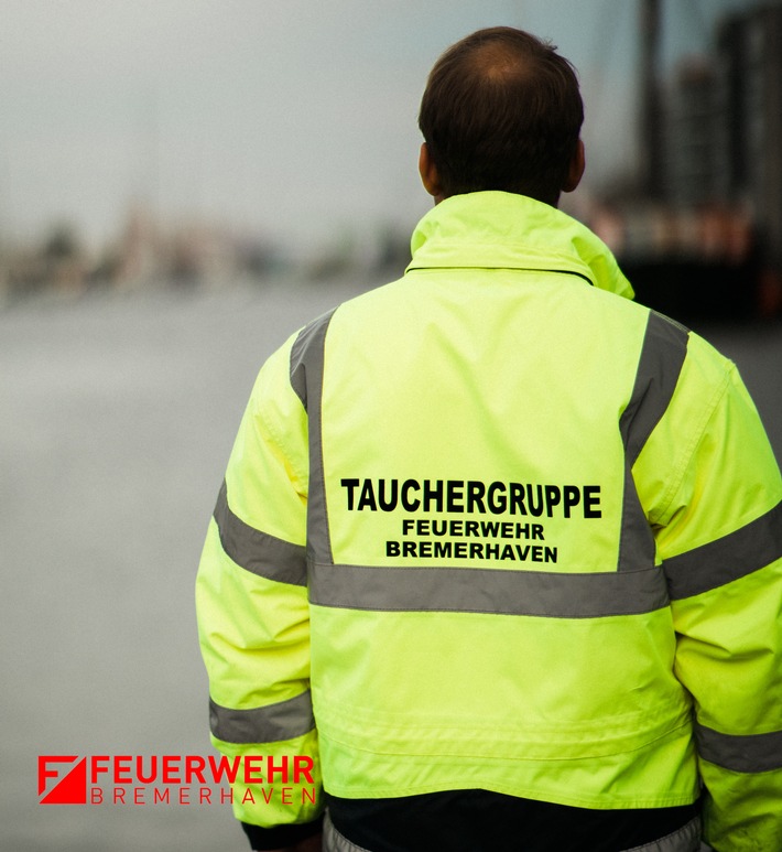 FW Bremerhaven: Person in Hafenbecken - beherztes Eingreifen rettet Urlauber