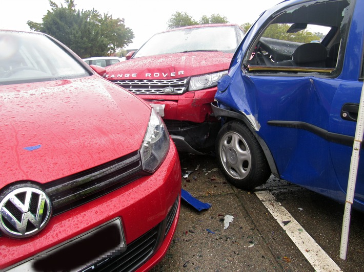 POL-ME: Unfall auf Parkdeck - fünf Fahrzeuge beschädigt - Erkrath - 2310084