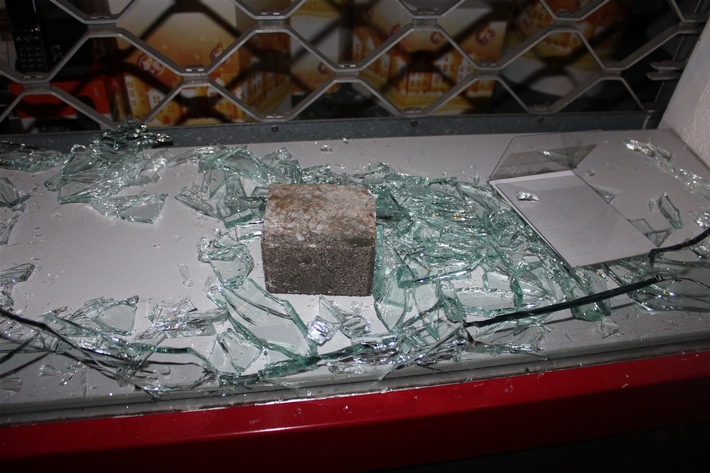 POL-HA: Einbruch in Elektronikgeschäft in der Innenstadt - Täter werfen Schaufenster mit Pflasterstein ein