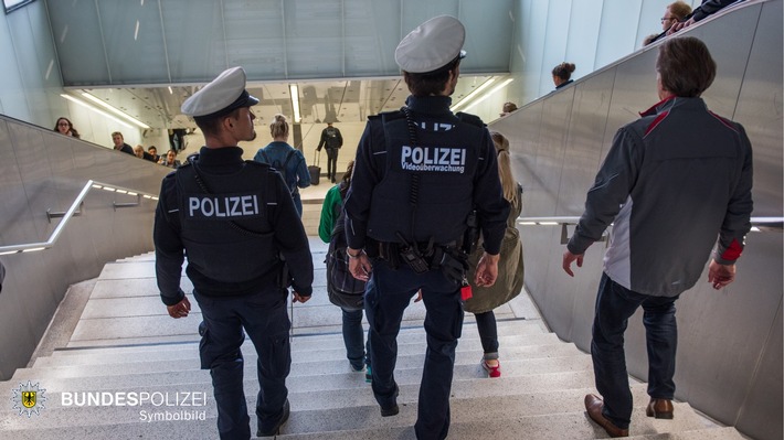 Bundespolizeidirektion München: Betrunkene stürzen Treppe hinunter / 81-Jährige schwer verletzt