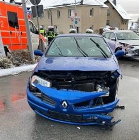 POL-MI: Drei Verletzte bei Kreuzungsunfall