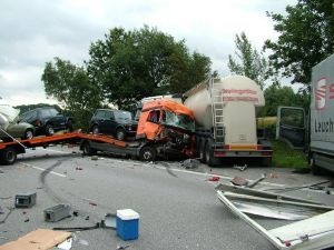 POL-WL: A1- Verkehrsunfall mit drei beteiligten LKW - Aufräumarbeiten dauern an