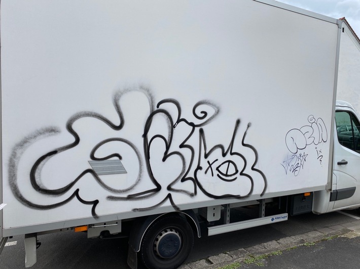 POL-PDNW: Fahrzeug mit Graffiti besprüht - Zeugen gesucht