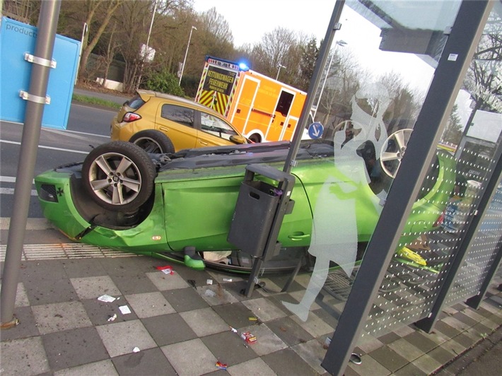 POL-ME: Auto bei Unfall überschlagen und in Bushaltestelle gekracht: Beteiligte hatten mehrere Schutzengel - 2603042