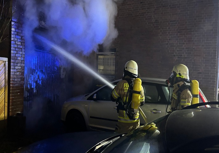 FF Goch: Garage im Vollbrand - Übergreifen konnte verhindert werden