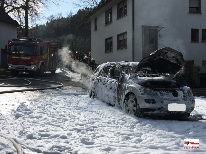 FW-OE: PKW völlig ausgebrannt, Übergreifen konnte verhindert werden