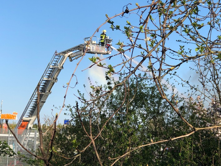 POL-PDLD: Germersheim - Brand in Kleingartenanlage Germersheim, In der Kranenbleis Montag, 26.04.2021, um 17.36 Uhr