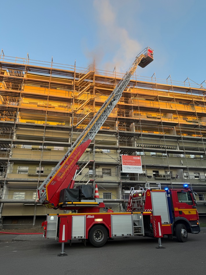 FW Dresden: Wohnungsbrand in Mehrfamilienhaus - einige Wohnungen nicht mehr bewohnbar