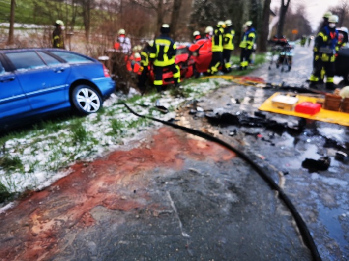 FW-DT: Verkehrsunfall - 3 Fahrzeuge beteiligt