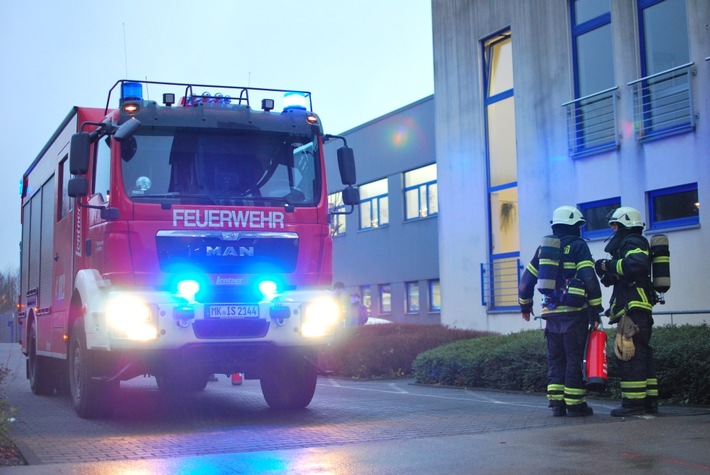 FW-MK: Metallspäne in Brand geraten - zwei Personen ins Krankenhaus