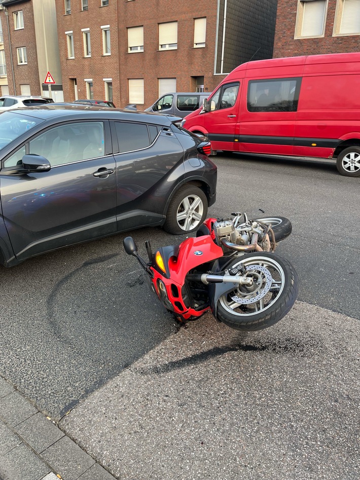 POL-AC: Verkehrsunfall in Würselen - Motorrad fährt auf Auto auf