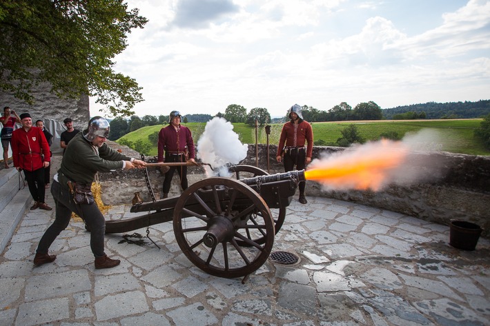 Die stolze Lenzburg ist belagert / Authentischer Mittelalterspektakel mit über 100 Mitwirkenden