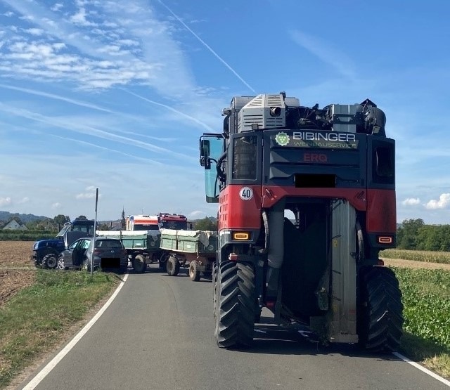 POL-PDNW: Kirchheim a.d.Weinstr. - Verkehrsunfall zwischen Pkw und Traktor