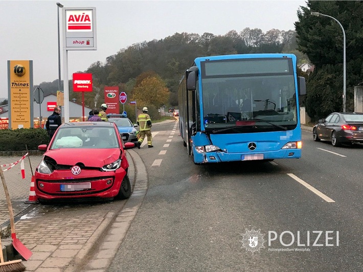 POL-PPWP: Pkw prallt gegen Schulbus