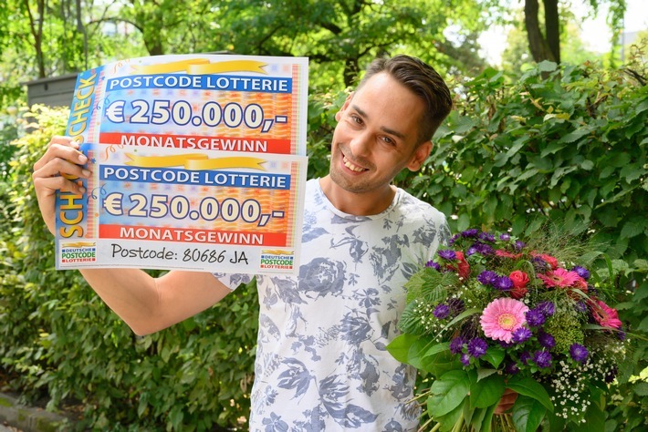 Postcode-Gewinner Richard freut sich über insgesamt 500.000 Euro. Weiterer Text über ots und www.presseportal.de/nr/41583 / Die Verwendung dieses Bildes ist für redaktionelle Zwecke honorarfrei. Veröffentlichung bitte unter Quellenangabe: "obs/Deutsche Postcode Lotterie/Postcode Lotterie/Wolfgang Wedel"