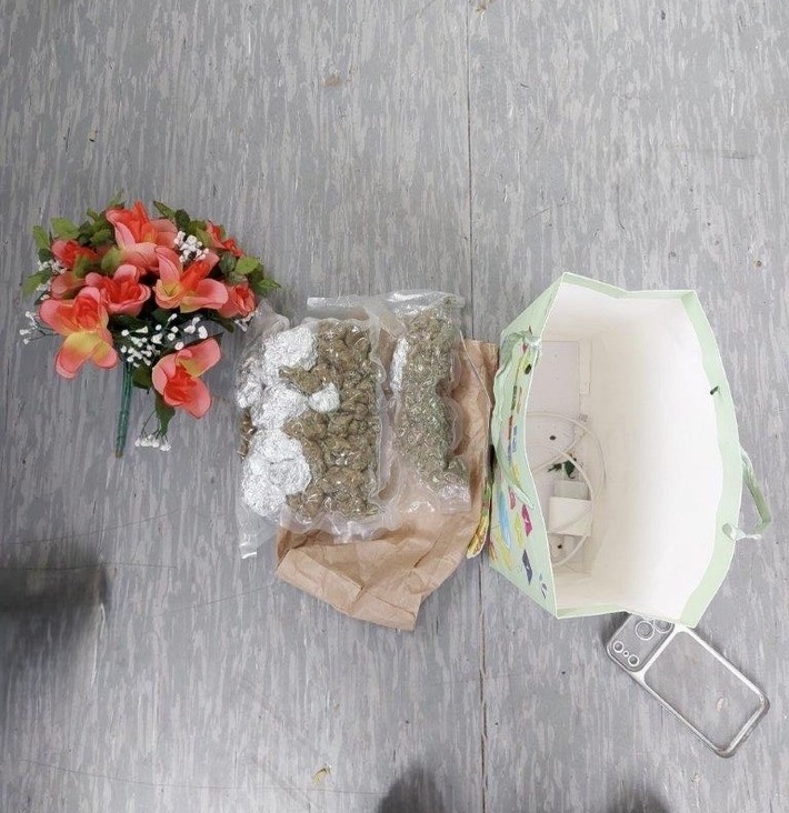 Bundespolizeidirektion München: Blumenstrauß diente als Tarnung - Bundespolizei Freilassing stellt knapp 300 Gramm Cannabis sicher