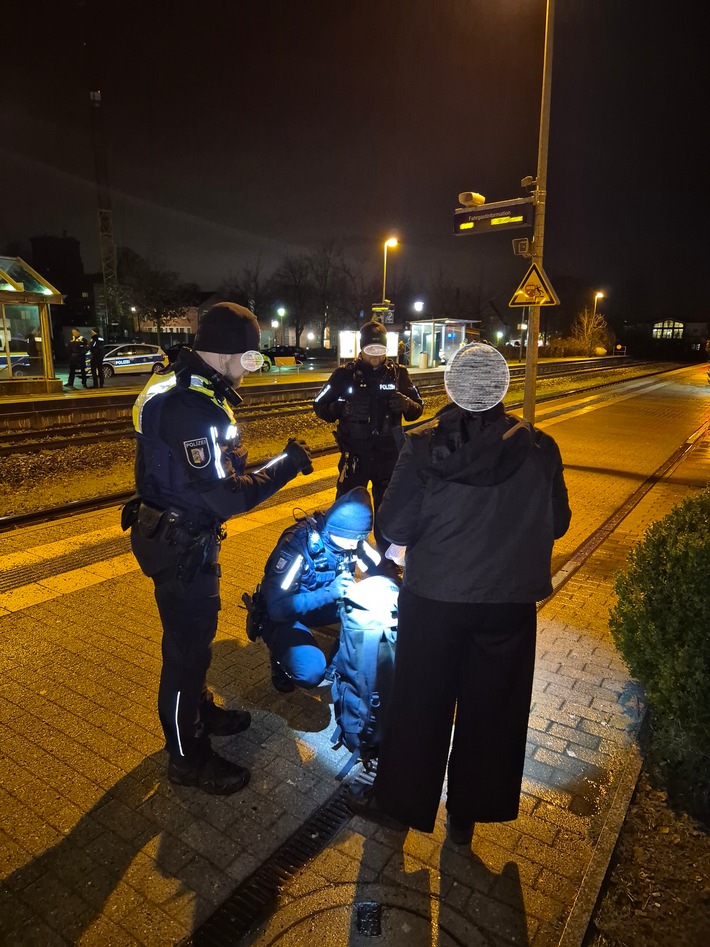POL-KI: 260312.2 Kreis Plön: Waffen- und Messerkontrollen an den Bahnhöfen Plön, Preetz und Schwentinental