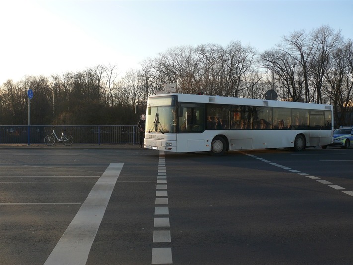 POL-DN: Radfahrerin bei Verkehrsunfall verletzt