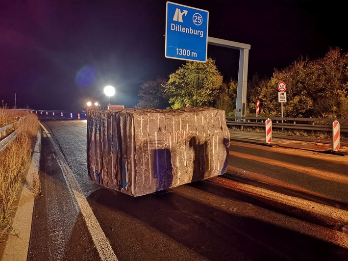 POL-LDK: Tonnenschwerer Granitblock fällt von Tieflader auf die A45 / Sauerlandlinie mehrere Stunden gesperrt