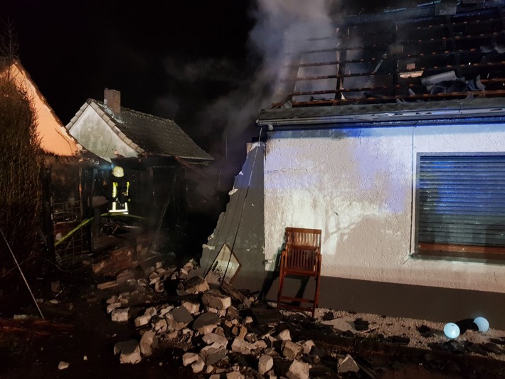 FW-RE: Kleingebäude in Vollbrand - Gebäude teilweise eingestürzt - Ereignisreicher Sonntagabend