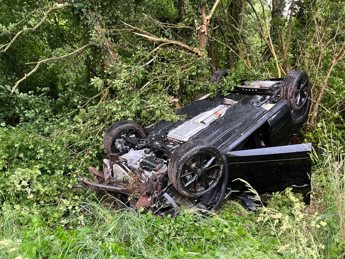 POL-OF: Auto prallte nach kurzer "Flugphase" gegen Baum: 31-Jähriger leicht verletzt