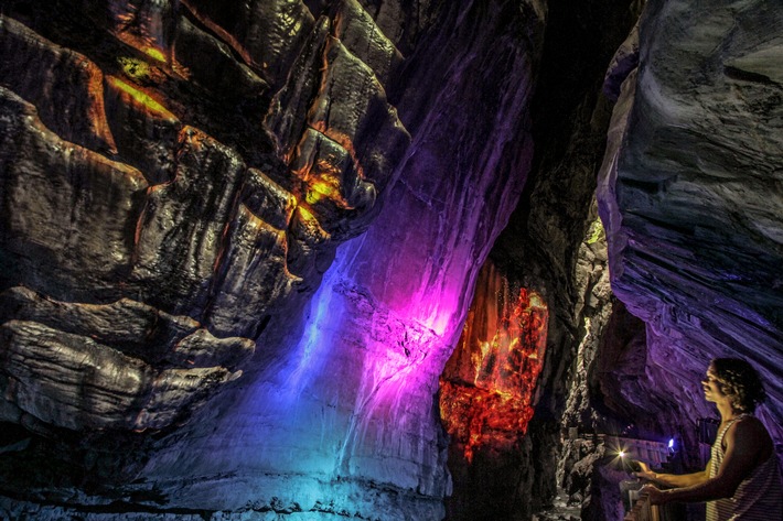 Light Ragaz erweckt Taminaschlucht zu neuem Leben / Lichtspektakel auf grösster Naturleinwand der Welt