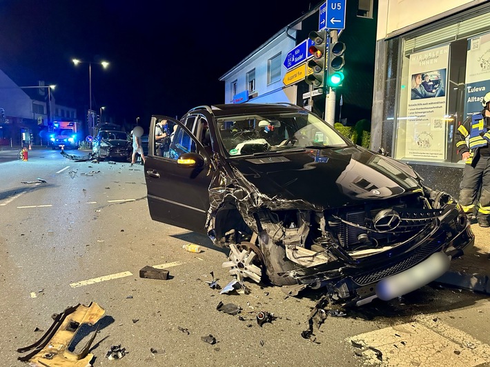 FW-EN: Schwerer Verkehrsunfall im Kreuzungsbereich