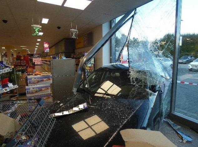 POL-CUX: Seniorin verwechselt Gas und Bremse und fährt mit ihrem PKW in einen Einkaufsmarkt in Altenwalde - eine Person leicht verletzt (Foto im Anhang)