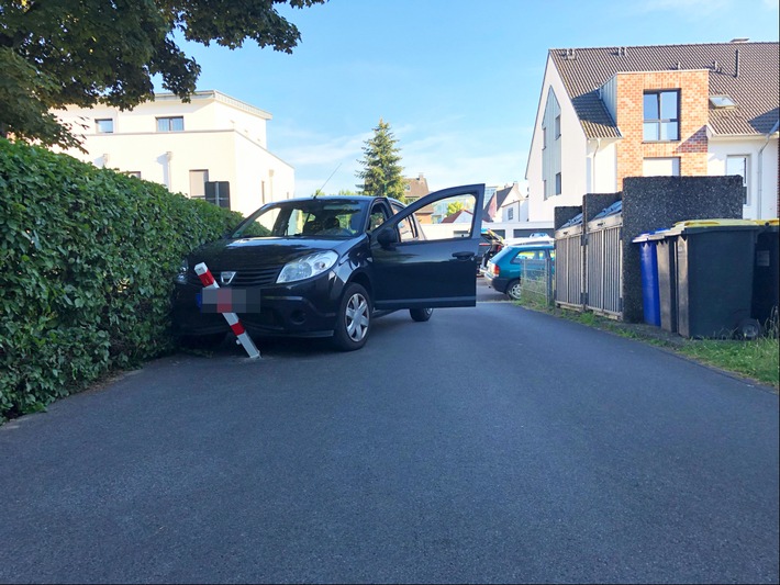 POL-ME: Jugendliche nach "Spritztour" mit Auto verunfallt und geflüchtet: Über 13.000 Euro Sachschaden - Monheim am Rhein - 2206081