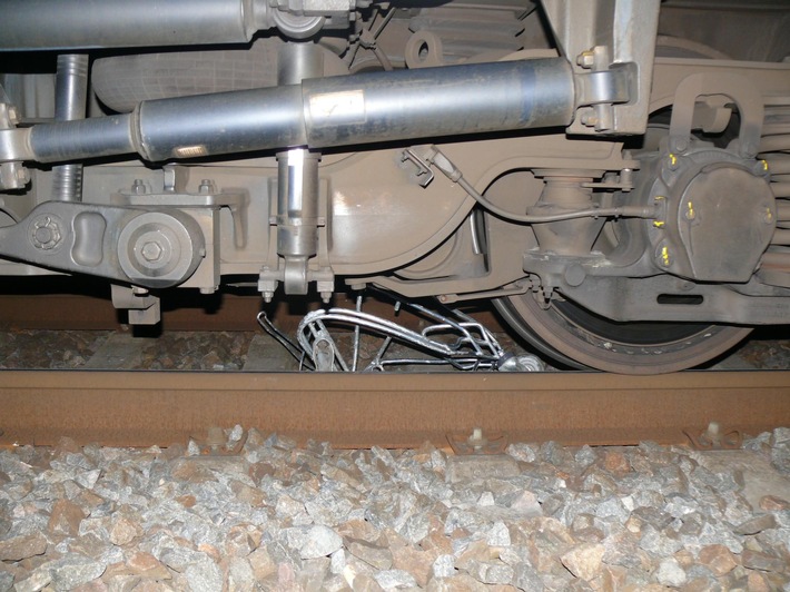 BPOLI MD: Zeugenaufruf: Zug kollidiert mit Einkaufswagen und kann Fahrt zunächst nicht fortsetzen
