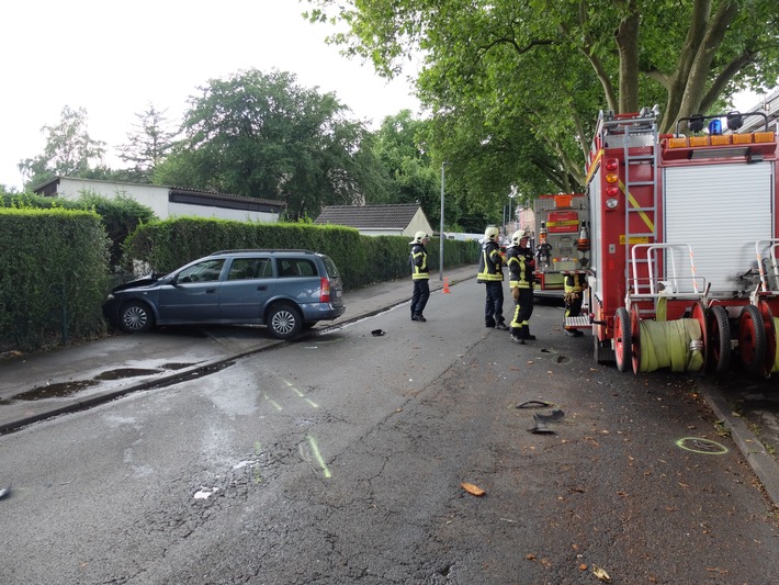 FW-GE: Eingeklemmte Person nach Pkw Unfall in Gelsenkirchen Rotthausen.