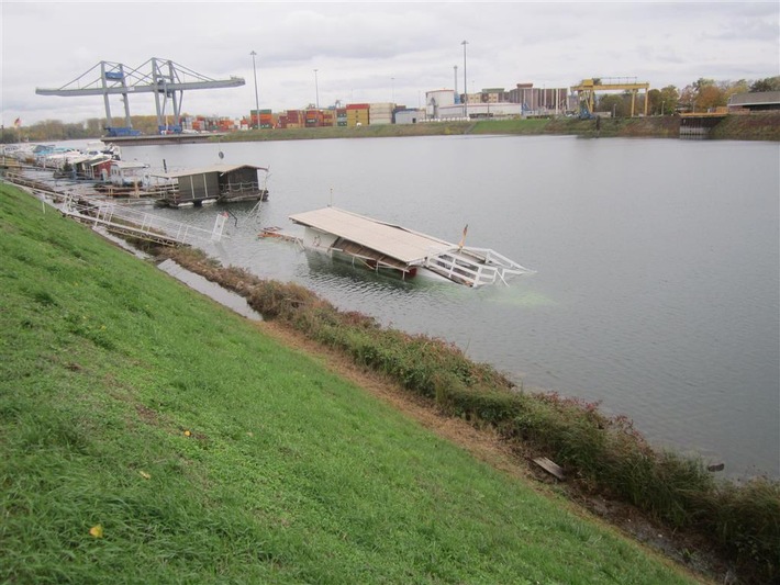 PP-ELT: Gesunkenes Hausboot im Hafenbecken Süd, Hafen Germersheim