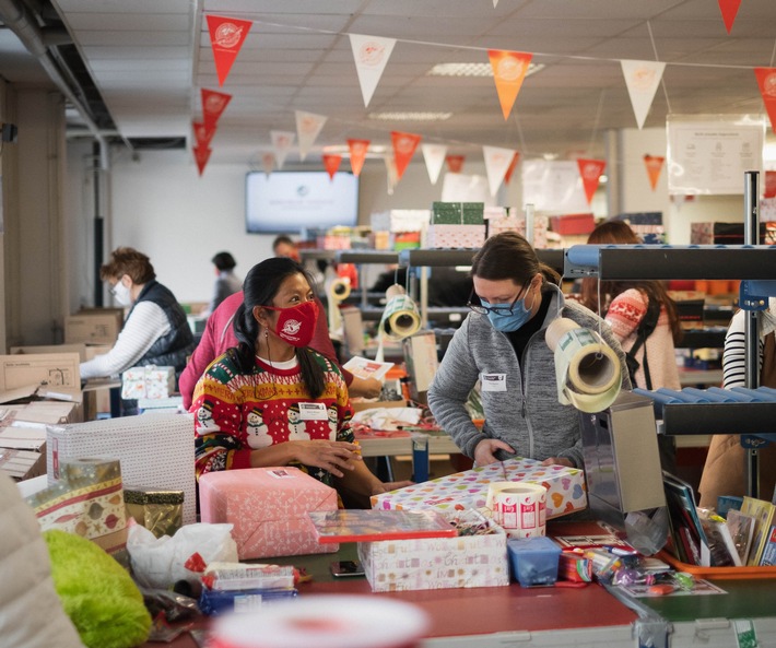 Tausende Freiwillige machen Weihnachtspäckchen versandfertig / Europas größte karitative Weihnachtswerkstatt steht in Berlin-Lankwitz