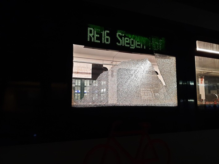 BPOL NRW: Unbekannte bewerfen abfahrenden RE 16 in Hagen - Bundespolizei sucht nach Zeugen