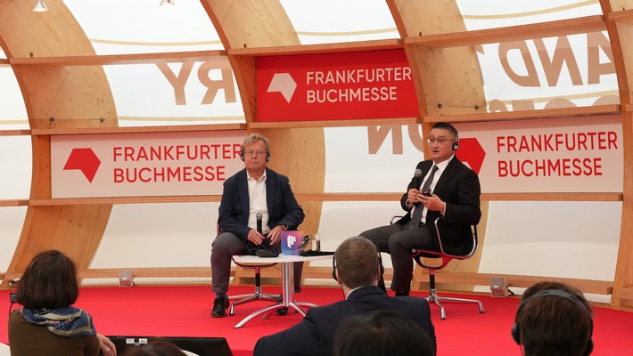 Hou Xiaonan, CEO der Yuewen Group, hat eine Rede beim Global 50 CEO Talk auf der 75. Frankfurter.jpg