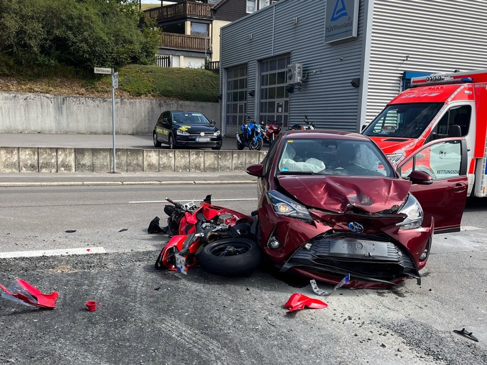 POL-GM: Drei Verletze bei Unfall im Kreuzungsbereich
