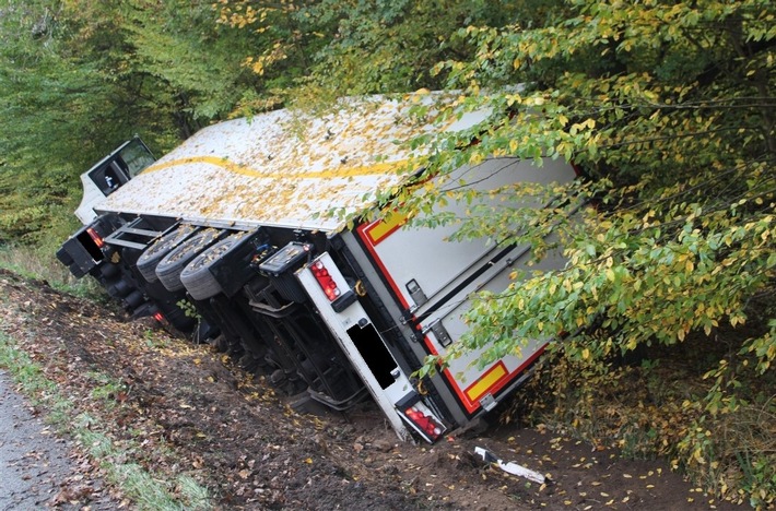 POL-MI: Lastkraftwagen rutscht in Graben - Kind leicht verletzt