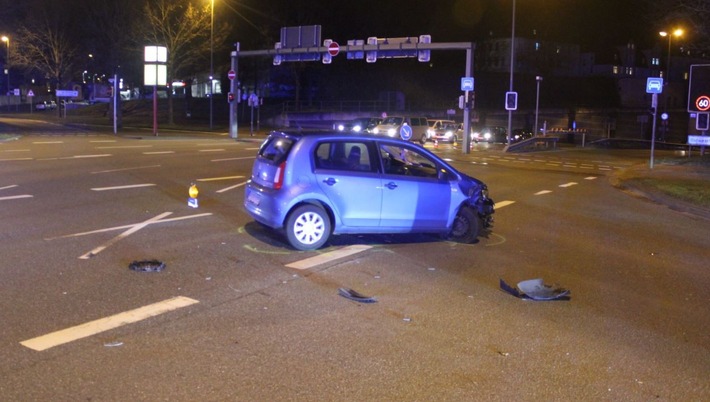 POL-BI: Drei verletzte Personen bei Unfall im Kreuzungsbereich