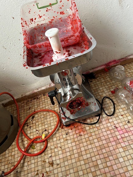 ZOLL-DD: Zollfahnder zerschlagen illegale Produktionsstätte und stellen mindestens 250 Kilogramm Wasserpfeifentabak sowie weitere Grundstoffe zur Herstellung sicher