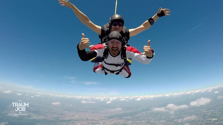 Karrieresprung mit Nervenkitzel! Jochen Schweizer überrascht elf Bewerber mit einem Sprung aus dem Helikopter - in der ersten Folge von "Der Traumjob - bei Jochen Schweizer", ab 9. Juli auf ProSieben