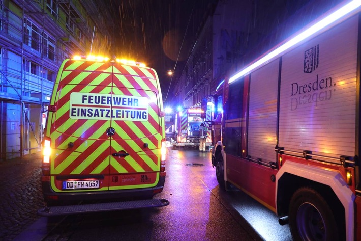 FW Dresden: Wohnungsbrand mit sehr starker Rauchentwicklung