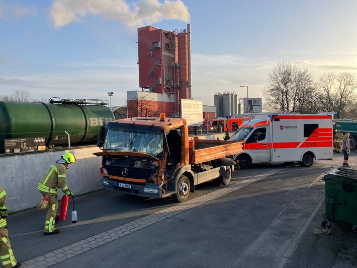 FW Hannover: Hannover-Misburg-Süd: Verkehrsunfall zwischen zwei LKW