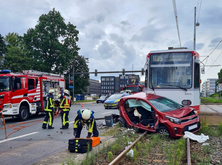 FW-BO: Verkehrsunfall zwischen Straßenbahn und PKW - Feuerwehr befreit schwerverletzten Fahrer