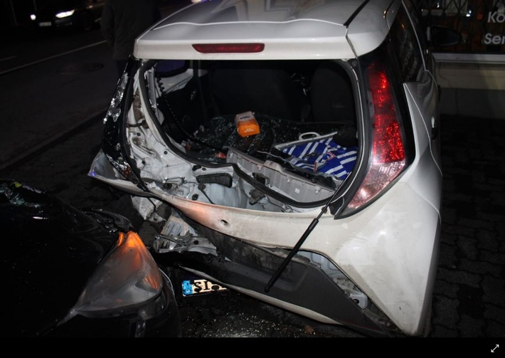POL-SI: Sekundenschlaf: 36-Jähriger kracht in geparktes Auto