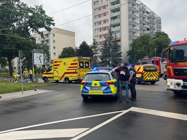 FW Dresden: Tödlicher Verkehrsunfall - Motorradfahrer verstirbt an der Einsatzstelle