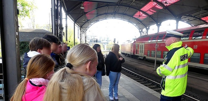 BPOL NRW: Gerade zur Ferienzeit kommen Kinder und Jugendliche auf waghalsige Ideen - Bundespolizei warnt vor Gefahren an Bahnanlagen!
