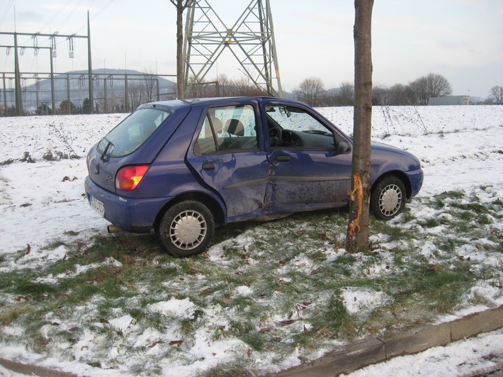 POL-HI: Alfeld /Limmer (kna): Pkw prallt gegen Straßenbaum