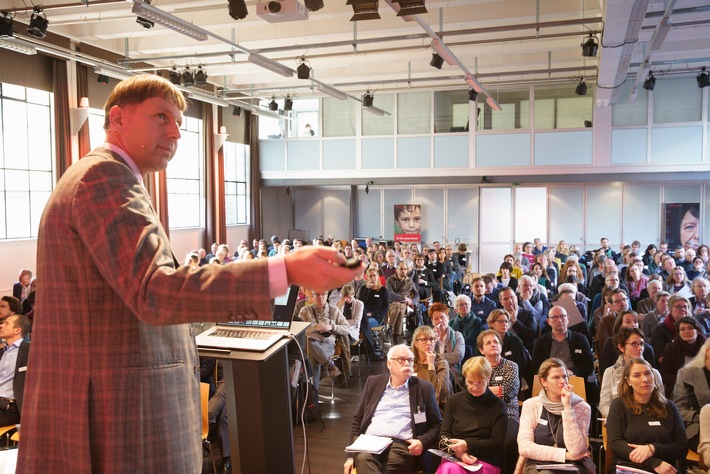 280 Fachleute aus Politik, Wirtschaft und Sozialbereich am Caritas-Forum in Bern / Digital heisst noch lange nicht sozial